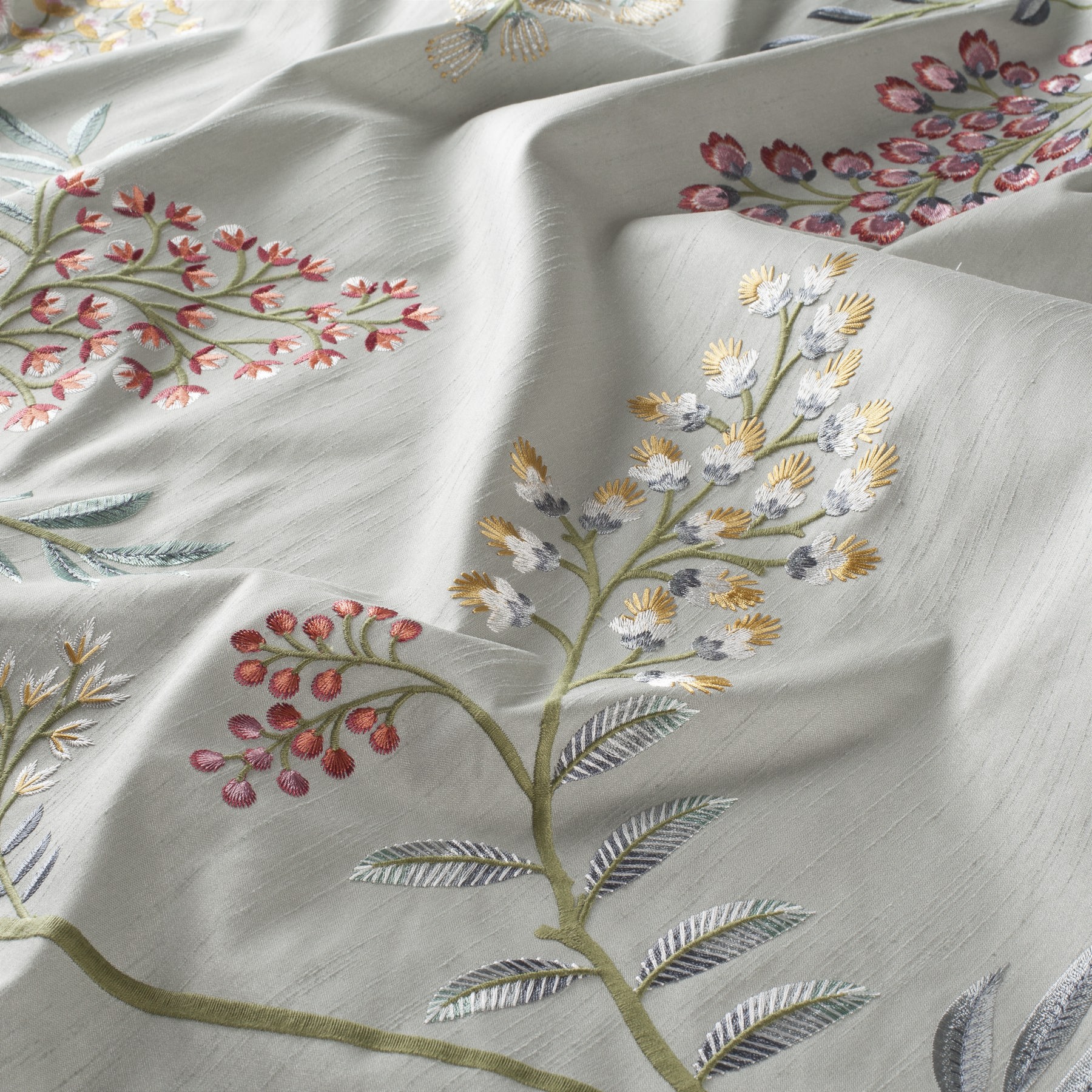 JAB Primavera – bestickter Shantung-Vorhangstoff