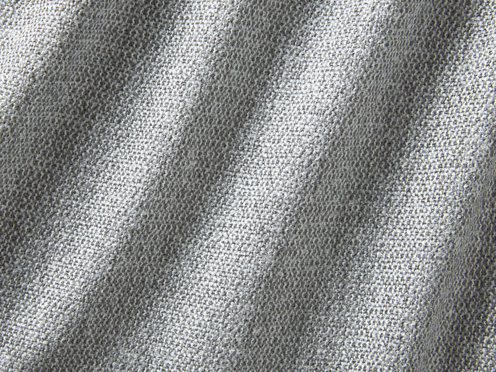 995