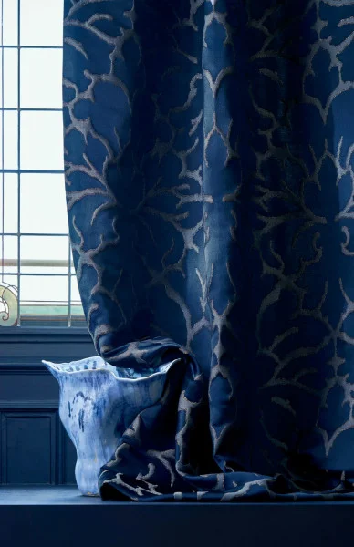Casamance Saint Louis Vorhangstoff mit floralem Lurex-Jacquard