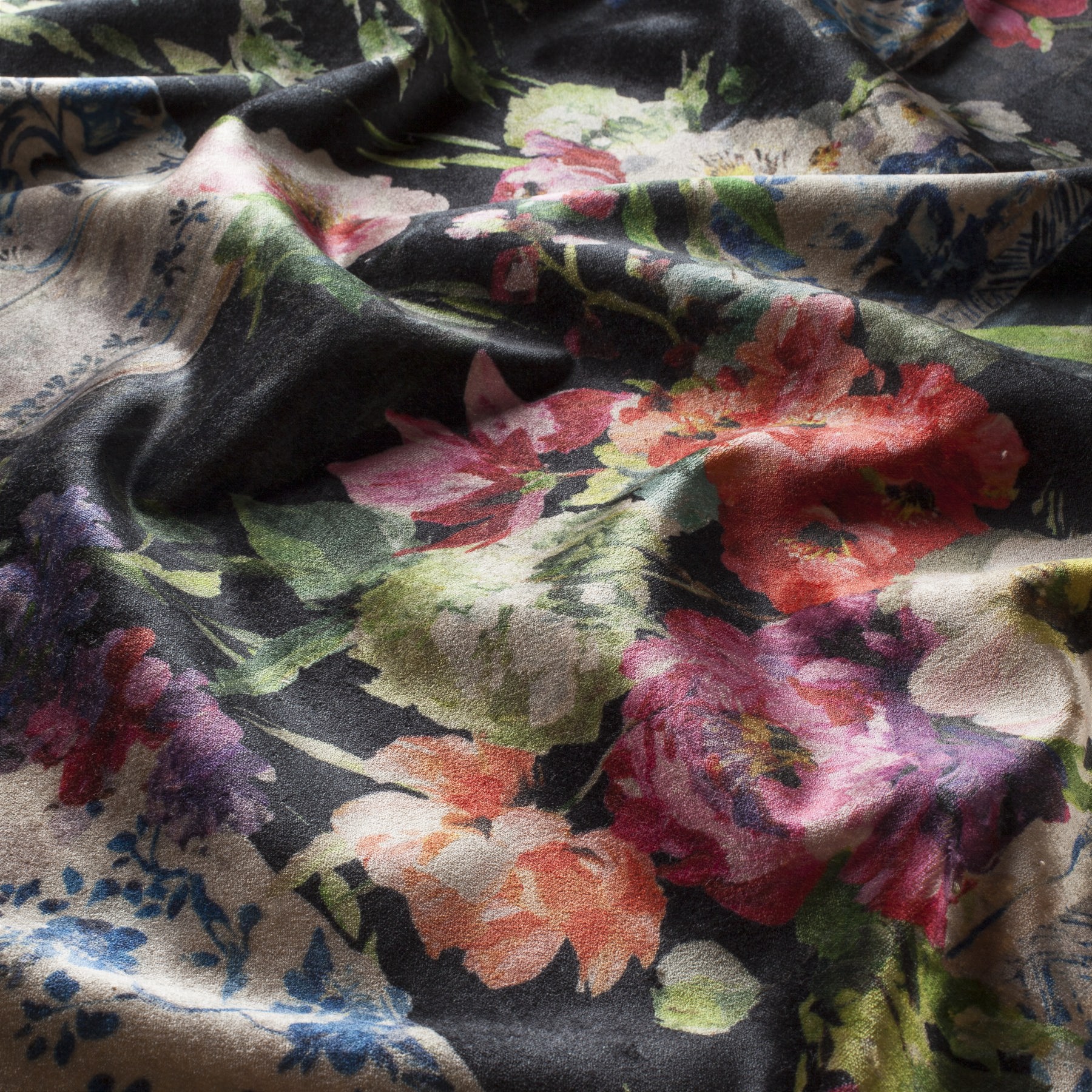 Carlucci Indigo Mind –Florales Chinoiserie-Motiv  Polster-Samt