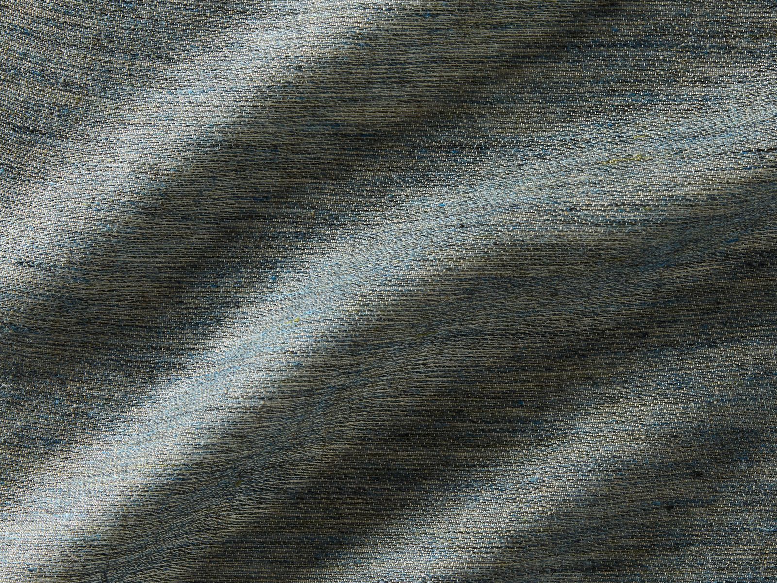596