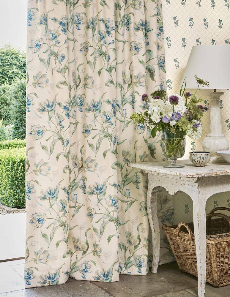 Colefax and Fowler Berkeley Sprig Wallpaper
