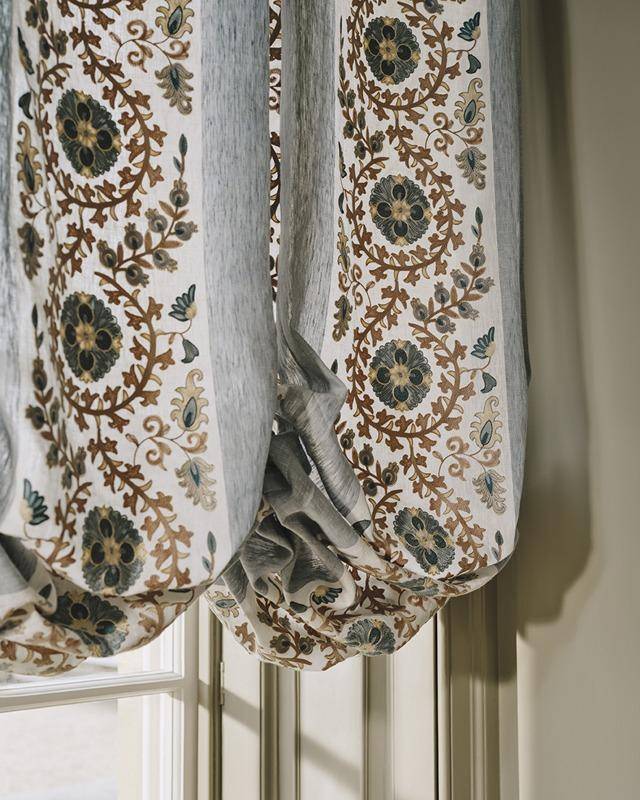 Colefax and Fowler Levina | Vorhangstoff mit floraler Stickerei