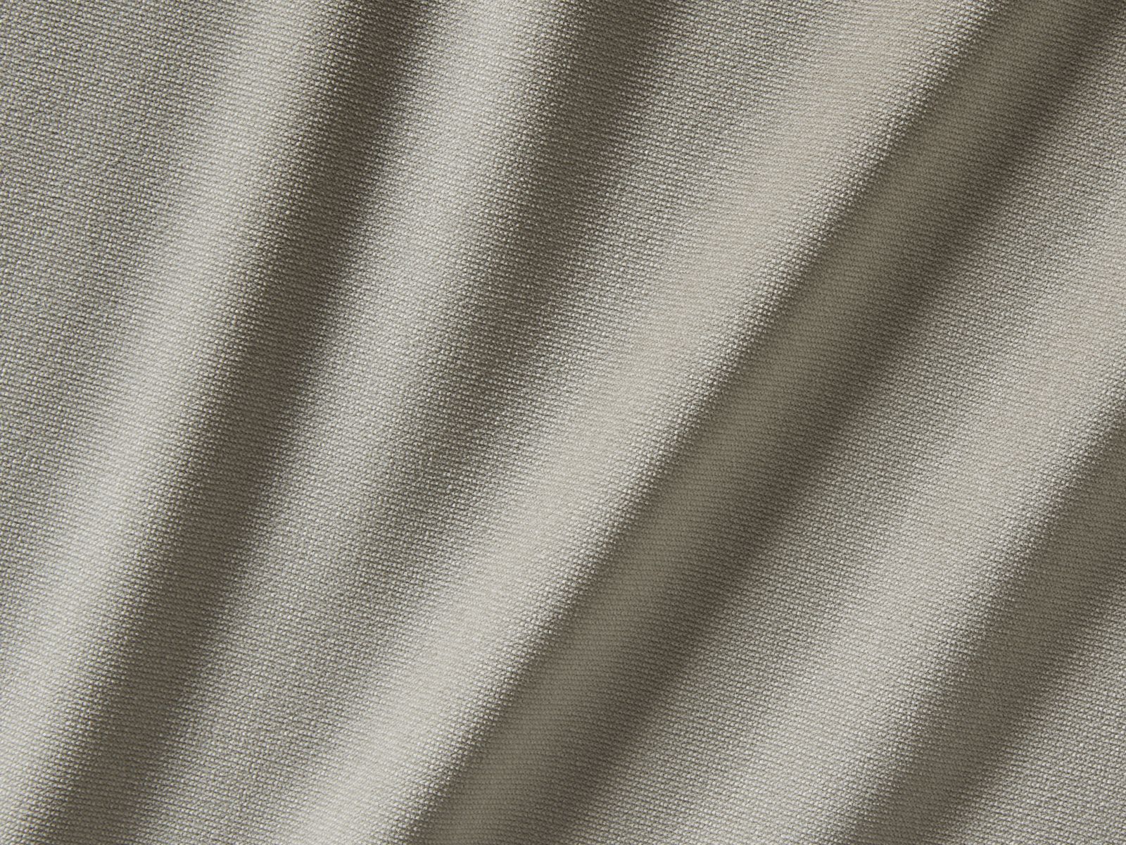 893