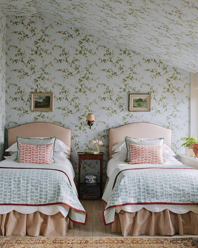Colefax and Fowler Fuchsia Wallpaper