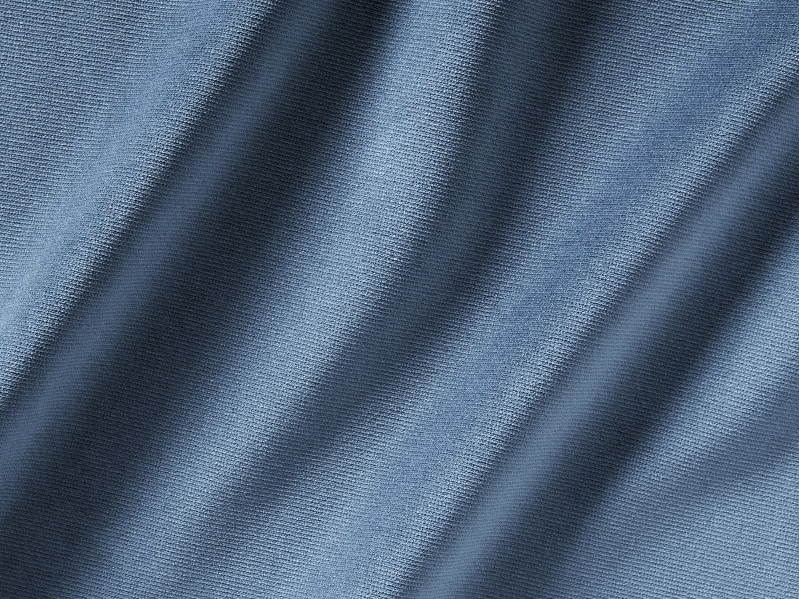 586