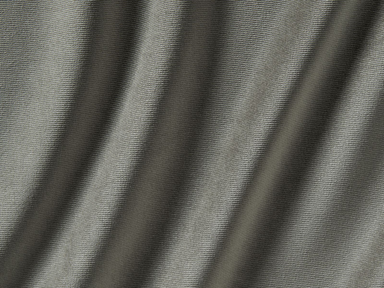 877