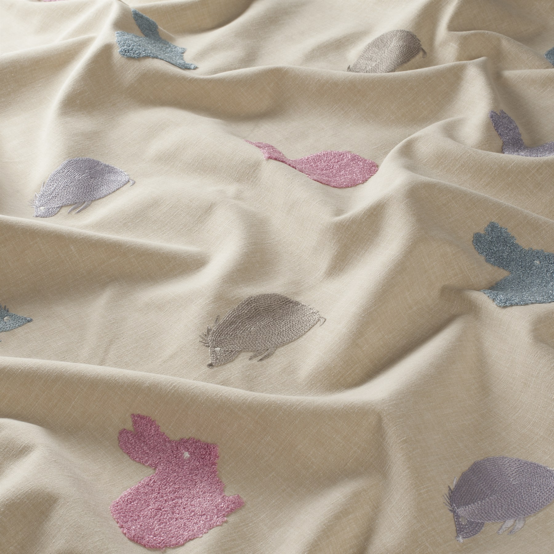 JAB Hare and Hedgehog – Bestickter Vorhangstoff