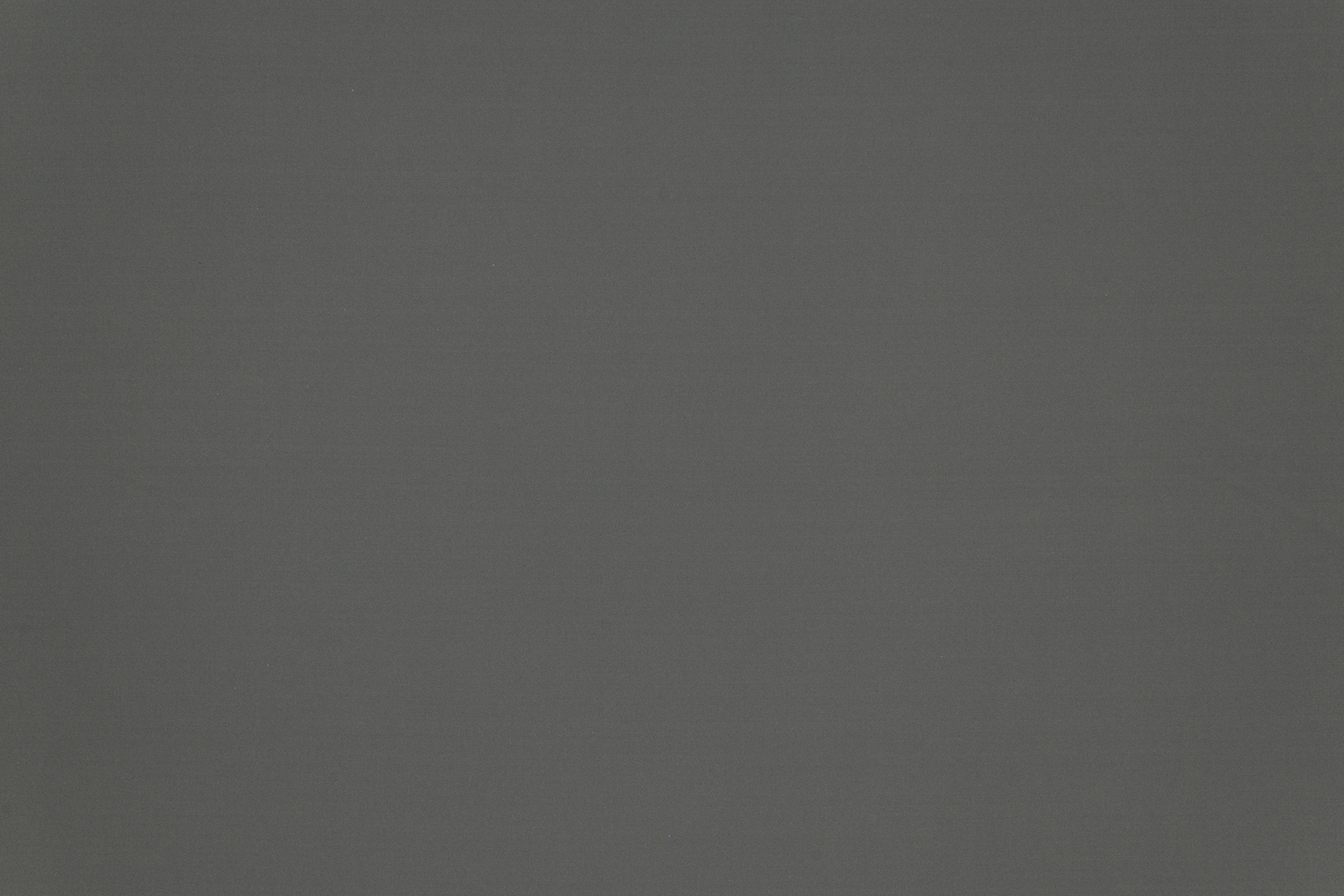 735