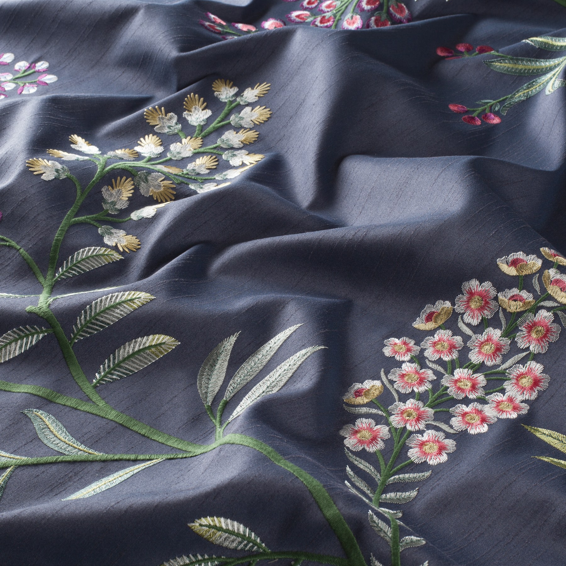 JAB Primavera – bestickter Shantung-Vorhangstoff