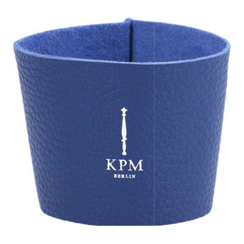 KPM Ledermanschette für den To-go Becher Blau | weiße Prägung