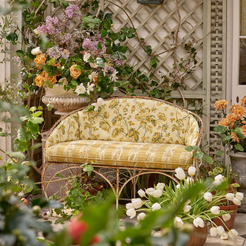 Zoffany Thorny Vine - Indoor & Outdoor Stoff Rosenmotiv